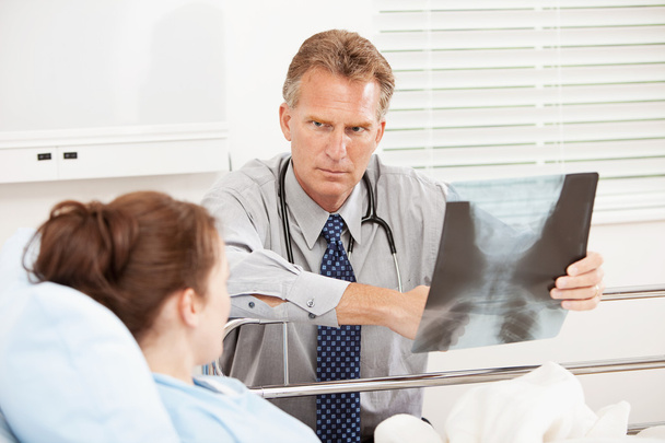 Krankenhaus: Arzt im ernsthaften Gespräch mit Patient - Foto, Bild