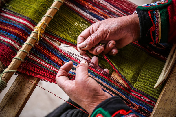 Kadın, el yapımı renkli malzeme dokuma. Chinchero, Peru. - Fotoğraf, Görsel