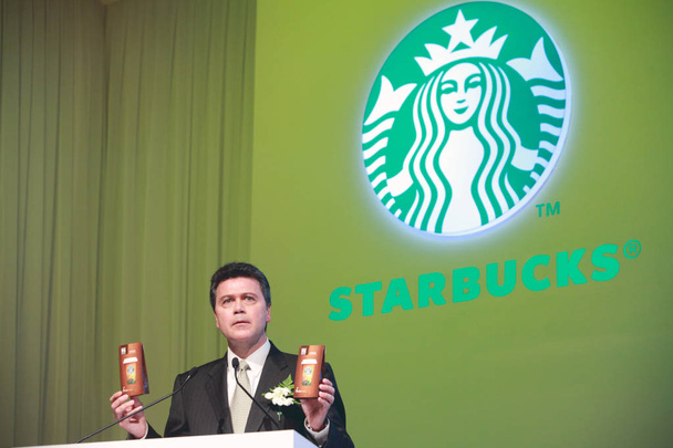 John Culver, Präsident von Starbucks, zeigt Instant-Kaffee-Pakete während einer Pressekonferenz in Peking, China, 8. März 2011 - Foto, Bild