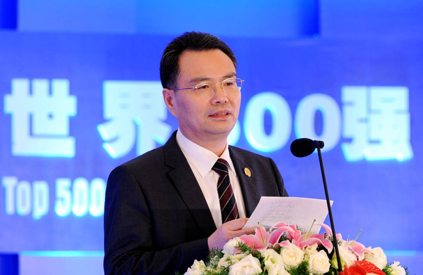 Xu Guanju, Founder and President of Transfar Group Co., Ltd., speaks at the Win Win Cooperation Dialogue between Zhejiang Entrepreneurs and World Top 500 Enterprises during the First World Zhejiang Entrepreneurs Convention in Hangzhou city, east Chin - Photo, Image