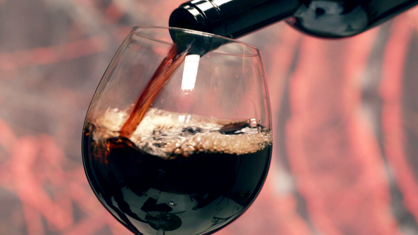 nalévání červeného vína do sklenice - Záběry, video