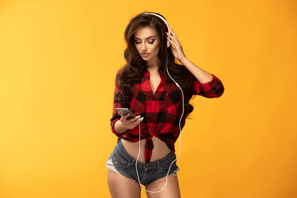 Young woman enjoying music - Photo, Image