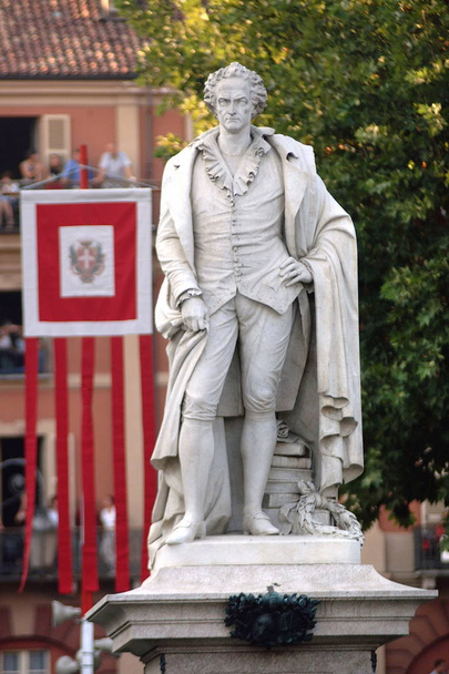 Asti, Piemont, Włochy pomnik Vittorio Alfieriego. - Zdjęcie, obraz