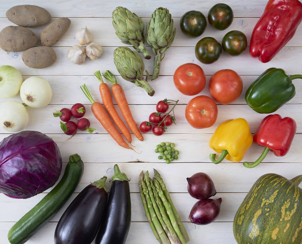 Beyaz ahşap zemin üzerinde üstten görünüm sebze posterler ve sağlıklı gıda menüler için. Organik tarım ürünleri. Vegan gıda. Sebzeler. Taze sebze - Fotoğraf, Görsel