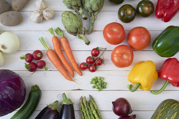 Το top view από λαχανικά για αφίσες και μενού υγιεινής διατροφής σε φόντο λευκό ξύλινο. Προϊόντα βιολογικής γεωργίας. Φαγητό για χορτοφάγους. Λαχανικά. Φρέσκα λαχανικά - Φωτογραφία, εικόνα