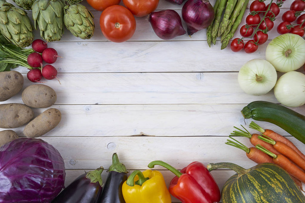 Вид зверху на овочі для плакатів та меню здорової їжі на білому дерев'яному фоні. Органічні сільськогосподарські продукти. Веганська їжа. Веджі. свіжі овочі
 - Фото, зображення