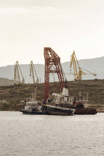 Vieux navires à la jetée dans le port de la ville de Perama par une journée nuageuse d'hiver (Grèce) - Photo, image