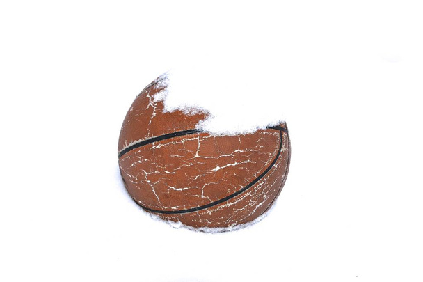 Un vieux basket en cuir vintage se trouve dans un banc de neige après une neige fraîche
. - Photo, image