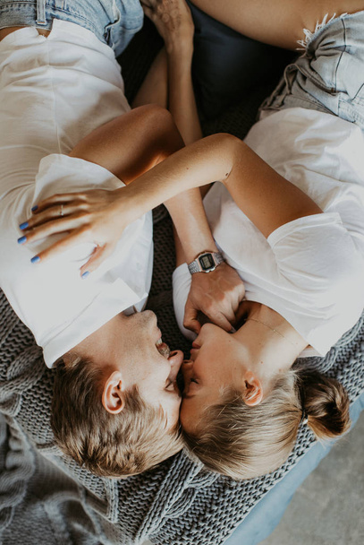 Beautiful loving couple kissing in bed - Foto, afbeelding