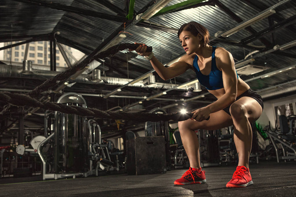 Стань сильнішим! Жінка-спортсмен, що працює з важкими мотузками в тренажерному залі копія кросфіту функціональної підготовки фітнес-спортивної мотивованої рішучості, зосередженої на успіху сильних м'язів краси спорт концепції
 - Фото, зображення