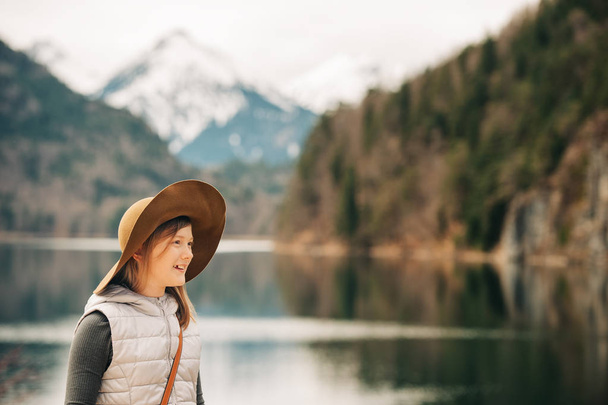 Открытый портрет красивой молодой девушки, посетившей озеро Альпзе в Баварии, Германия
 - Фото, изображение