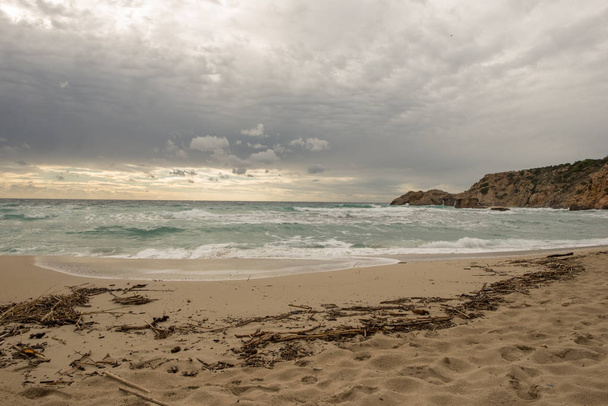 La costa de ibiza un día nublado, España
 - Foto, Imagen