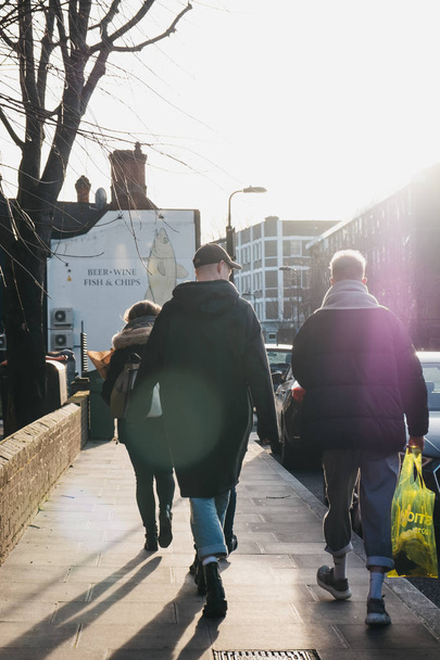 Lidí, kteří jdou na ulici v Hackney, největší ze sedmi obcí, které tvoří východní Londýn. - Fotografie, Obrázek