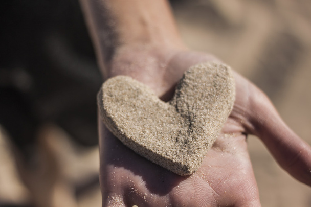 Песчаное сердце в руках
 - Фото, изображение