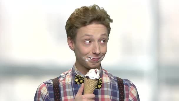 Legrační dospívající chlapec jíst zmrzlinu s nevymáchanou pusu. - Záběry, video