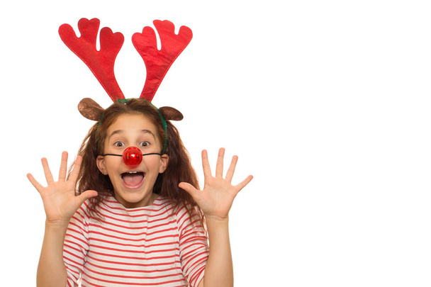 彼女の頭と赤いルドルフ トナカイ鼻叫んでクリスマス枝角を持つ可憐な少女は興奮して copyspace パーティーお祝い x-mas 新年家族感情コスチューム サンタ クロースを分離 - 写真・画像