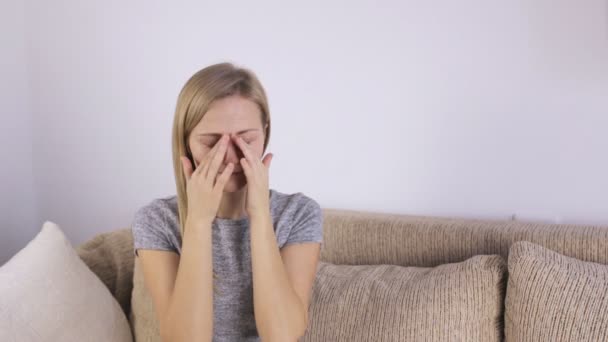 A tired girl rubs her eyes - Video, Çekim