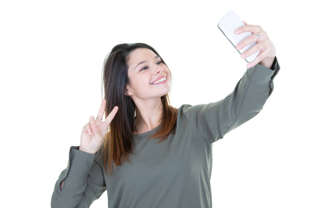 携帯電話スマート フォンと selfie 写真かわいい若い女性 - 写真・画像