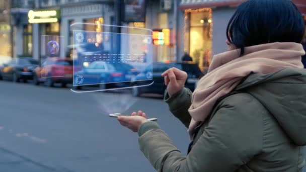 Αγνώριστη γυναίκα να στέκεται στο δρόμο αλληλεπιδρά Hud ολόγραμμα με κείμενο σύμβασης - Πλάνα, βίντεο