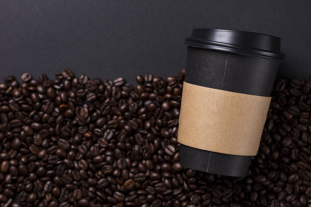 Take away black coffee cup with roasted coffee beans - 写真・画像