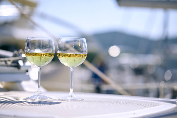 Dvojice pohárky s bílým vínem na jachtě - Fotografie, Obrázek
