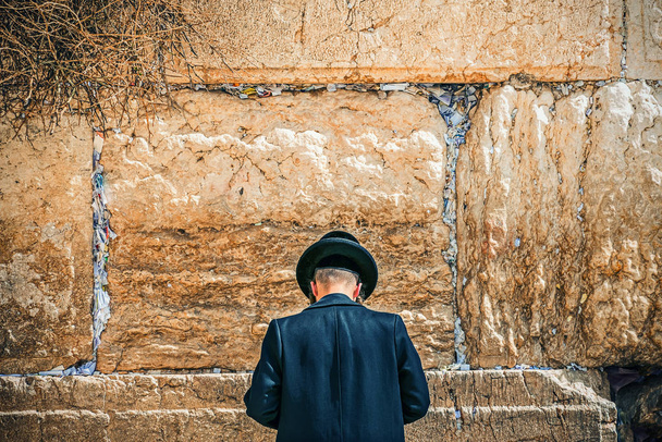 Εβραίος προσεύχεται κοντά στον Άγιο τοίχο στην Ιερουσαλήμ - Φωτογραφία, εικόνα