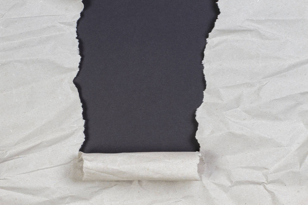 Siyah arka plan kopya alanı ile ortaya çıkarmak için yırtılmış buruşuk paket kağıt - Fotoğraf, Görsel