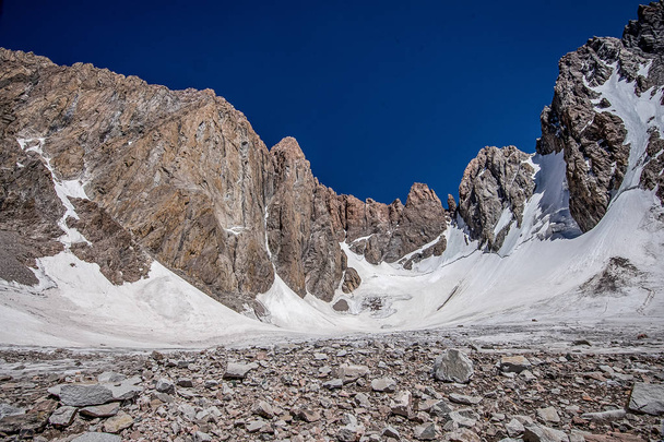 neuvěřitelně krásné hory s zasněžené vrcholy v národním parku Ala Archa - Fotografie, Obrázek