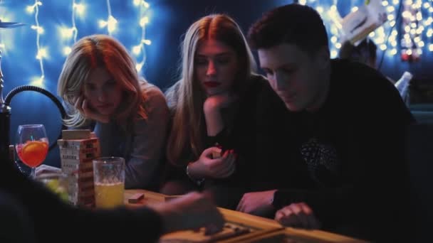 Przyjaciele gra backgammon w barze - Materiał filmowy, wideo