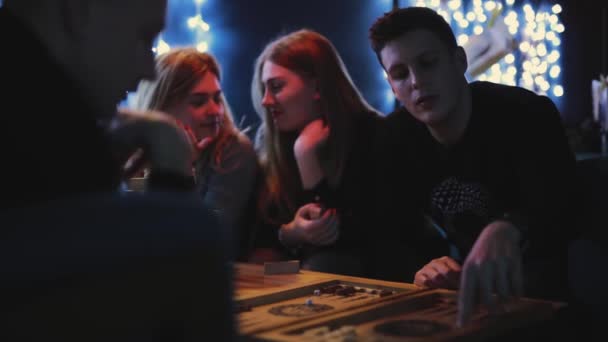 Przyjaciele gra backgammon w barze - Materiał filmowy, wideo
