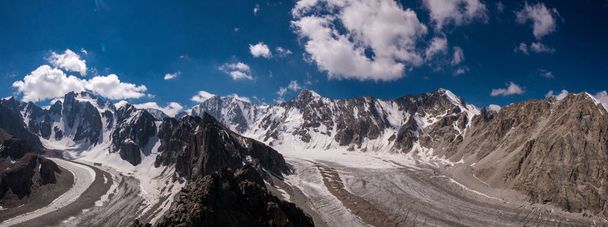 невероятно красивые горы с заснеженными вершинами в национальном парке Ала Арча
 - Фото, изображение