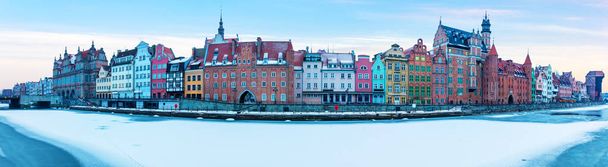 Gdańska zimowa panorama z kolorowymi fasadami na brzegu Motławy, Polska - Zdjęcie, obraz
