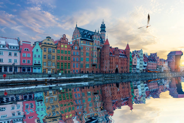 Gdansk vista a la orilla del río, hermosas fachadas del casco antiguo y Zuraw Port Crane
 - Foto, imagen