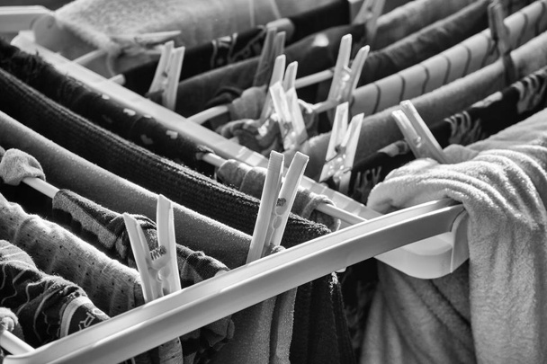Gewaschene Kleidung auf einem Wäscheständer - Foto, Bild