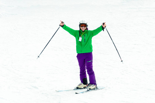 Retrato de um esquiador em uma roupa profissional que levantou os paus
 - Foto, Imagem