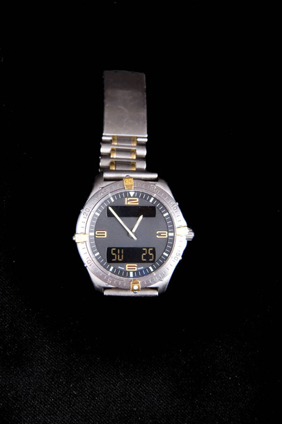 Szwajcarski zegarek cyfrowy na czarny - Zdjęcie, obraz