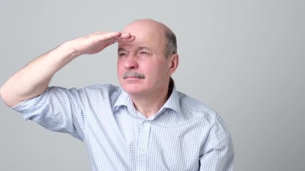 Caucasien homme âgé regardant loin avec la main sur la tête
 - Séquence, vidéo