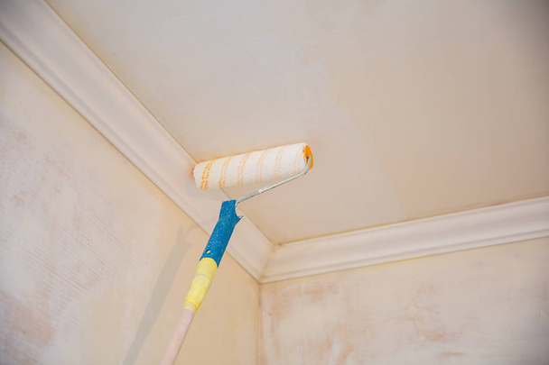 boya silindiri ile tavan alçı sıva boya - Fotoğraf, Görsel
