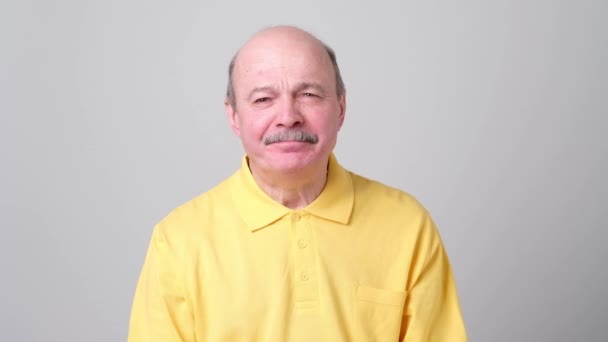 Schläfriger Mann im gelben Hemd gähnt morgens und wacht auf - Filmmaterial, Video