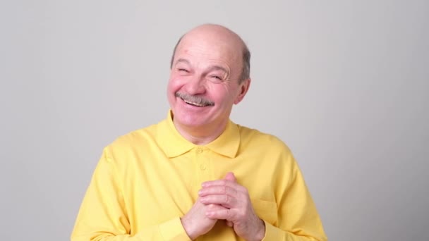 Heureux homme âgé tenant la paume sur le cœur et souriant reconnaissant recevoir compliment
 - Séquence, vidéo