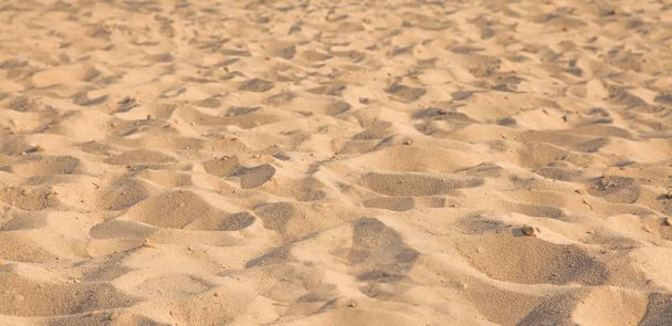 Close-up van zand-patroon van een strand in de zomer. Background.concept voor zomerseizoen - Foto, afbeelding