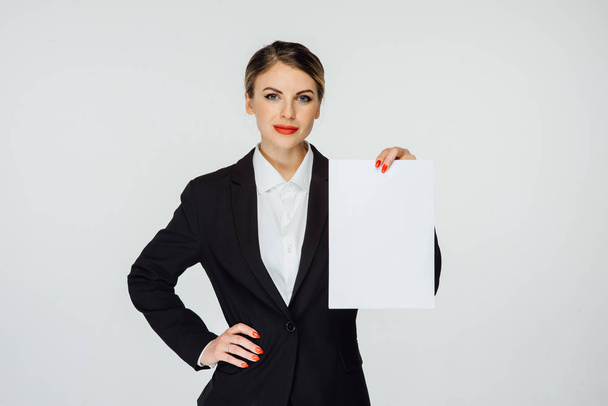 incredibly beautiful business woman holding a piece of paper - Foto, imagen