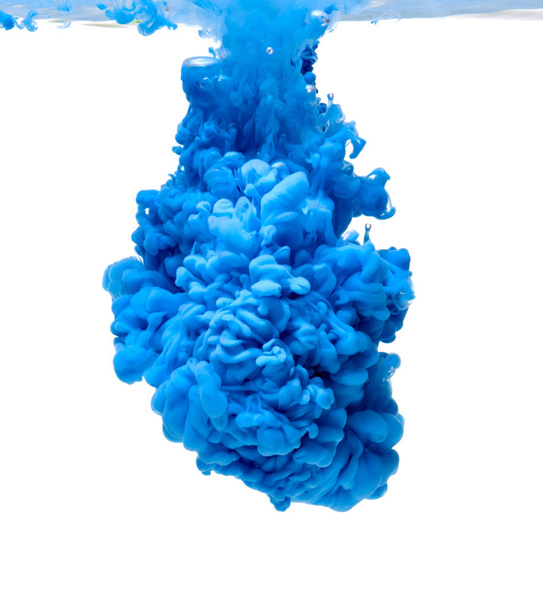 peinture de couleur bleue versant dans l'eau - Photo, image