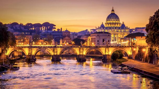 Basílica de São Pedro e Cidade do Vaticano em Roma, Itália, noite
 - Foto, Imagem