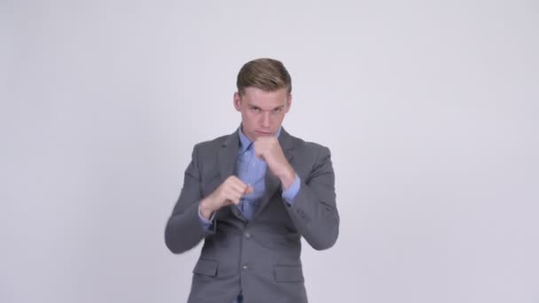 Young handsome businessman in suit ready to fight - Πλάνα, βίντεο