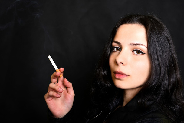γυναίκα κάπνισμα τσιγάρων - Φωτογραφία, εικόνα
