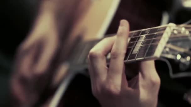 Gitarzysta gra na gitarze podczas koncertu. - Materiał filmowy, wideo