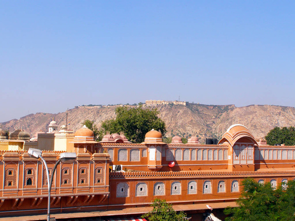 Detalhe arquitetônico sobre o Hawa Mahal. Palácio dos Ventos, Jaipur, Índia. Top viev
. - Foto, Imagem