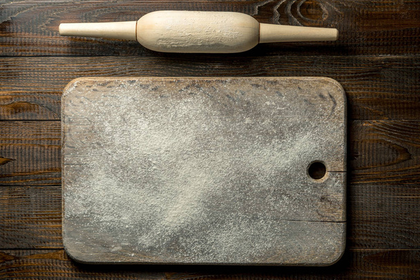 テクスチャ、背景、小麦粉で木の板、麺棒に次あります。水平フレーム - 写真・画像