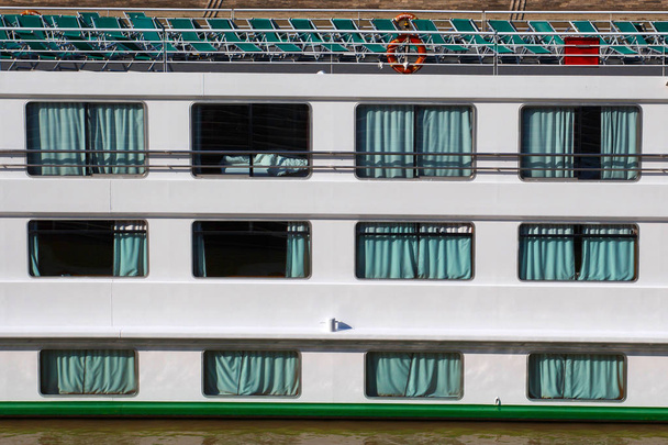 Στην πλαϊνή όψη του ένα μεγάλο κρουαζιερόπλοιο που δείχνει το κύριο κατάστρωμα και ξαπλώστρες - Φωτογραφία, εικόνα